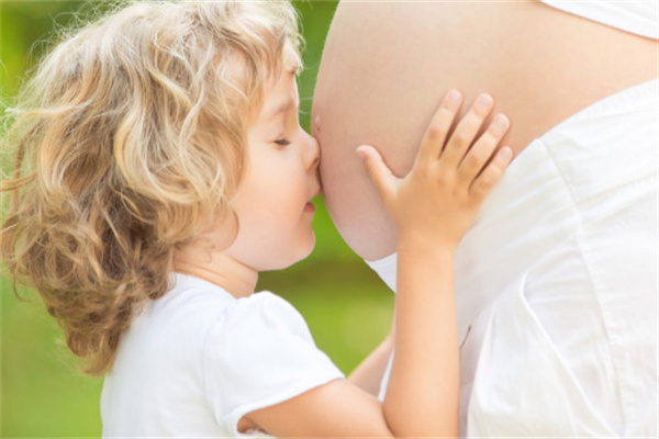 高龄女性试管婴儿：何时需结婚证助推生育计划？